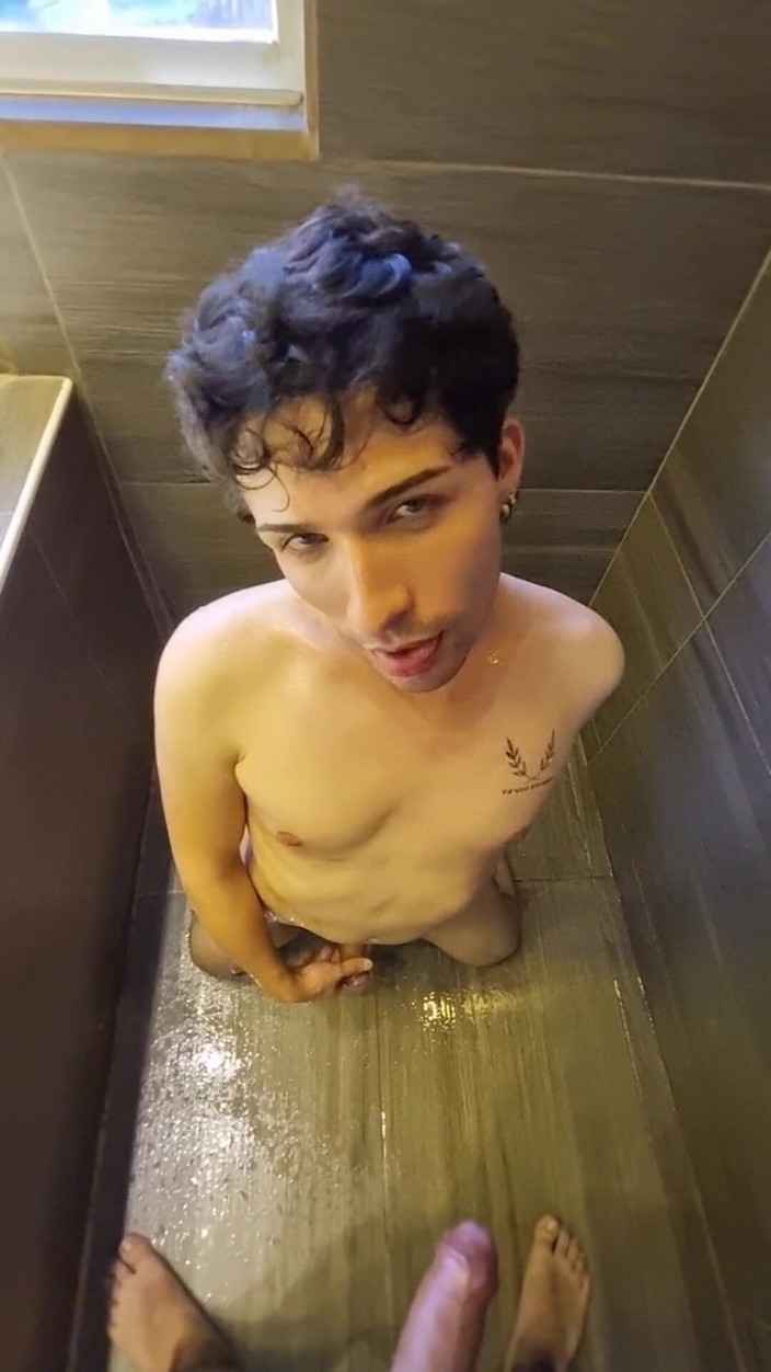 Diego_latinboy: Diego Diaz Pod vodou ve zlaté sprše tlustého ptáka, potetovaný...