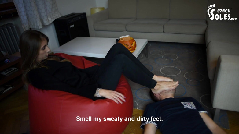 Czech Soles - foot fetish content: 足を支配する魔女の邪悪な呪文の下で!