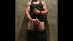JockDad87: Fine dicembre sborrata nello spogliatoio in palestra da jockdad87