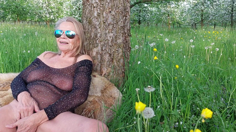 martinawest: Babička se vzrušuje masturbací a křikem venku!
