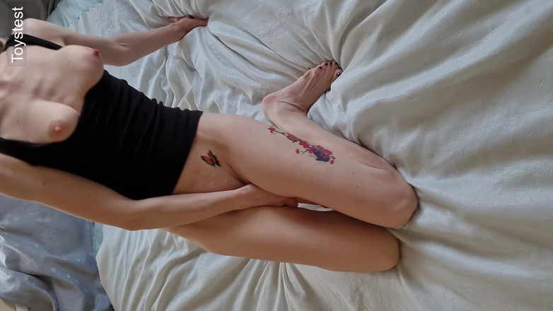 Toystest: Genç üvey kız kardeş en uzun dildoyla eğleniyor