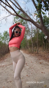 Kráska Chodí a Baví Se V Lese - Připojme Se