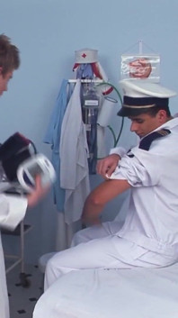 Ekskluzywne wideo Bez siodełka: Hot Marine zostaje wyruchany w dupę przez napalonego lekarza