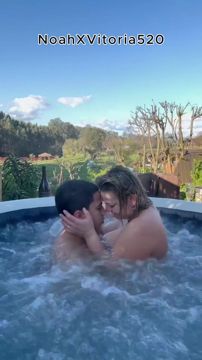 Vitoria Coronado: Outdoor-sex Mit Einer Heißen Blonden MILF in Einem Whirlpool - Whirlpool