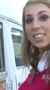 Ice cream man ha un rimorchio con una ragazza del college e la sbatte nel camion