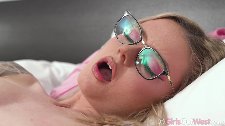 Girls Out West: Awek barbie yang cantik menarik seluar dalamnya ketepikan untuk menjolok...
