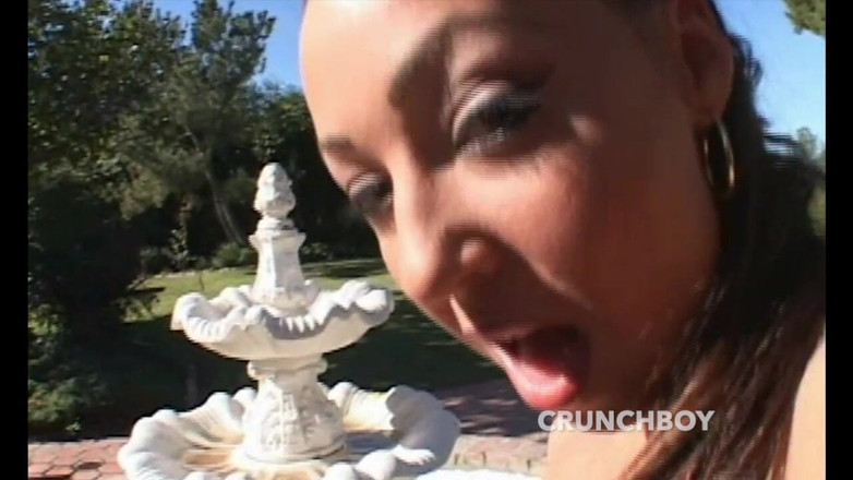 Bitch fucked bareback by big cock: Haar vriendin stopt de grote in haar kont