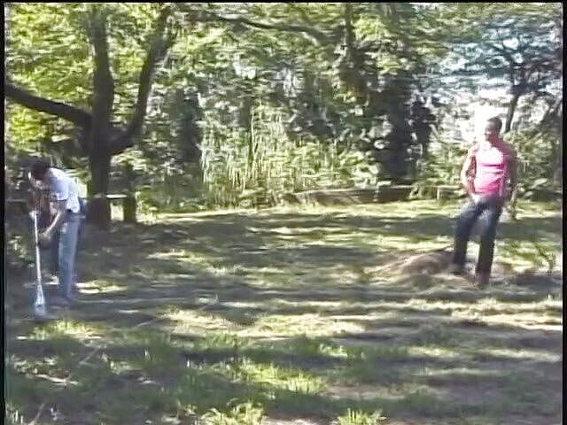 Bad Boyz: Brasilianischer twink liebt es, spaß im freien zu haben