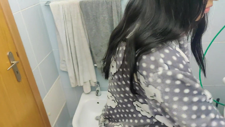 Miss Squirting: Chiedere alla matrigna di depilarmi le gambe finisce con una...