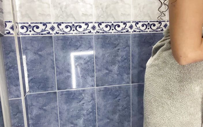 MiaSaintLove: Падчерица намазывает себя маслом в ванной