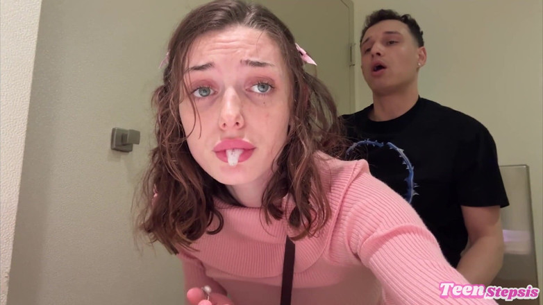 Teen StepSis: Daisy Love se fute într-o baie de la mall