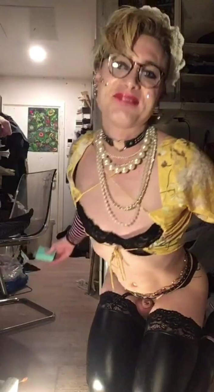 Sissy Cindy Slut: Девушка-сисси Jes Brinch обожает ее большой черный член-дилдо