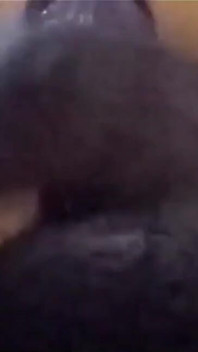 Menina asiática chupando secretamente o pau do meio-irmão enquanto todos nas proximidades - e ela até engoliu a porra.