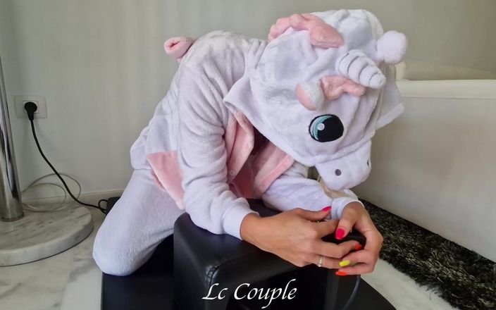 LC couple: Máy bay bà già nghiệp dư dễ thương trong trang...