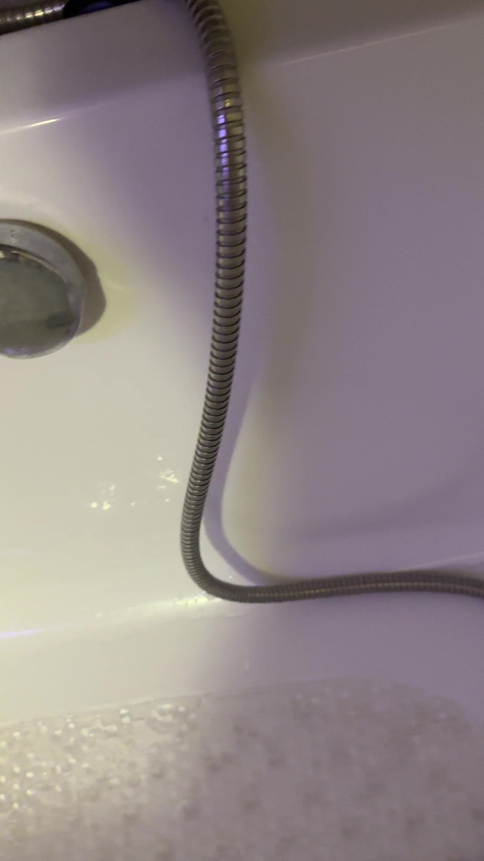 SweetLucy96: 욕실에서 옷을 벗은 채