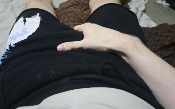 Pasha: Un mec caresse sa bite à travers son short