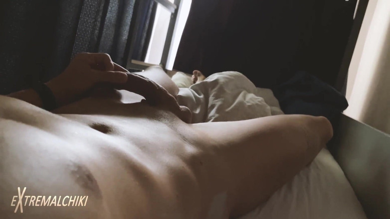 Extremalchiki: Twink wichst in dormotory