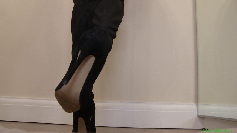 Danielle Maye: Suede dominación