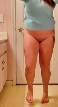 ゲイのレズビアンのセーターと他のジャンパーで大きな胸を揺らしながら、48歳のサッカーコーチが彼女とチーム全員とセックスしたいと言っているのに!