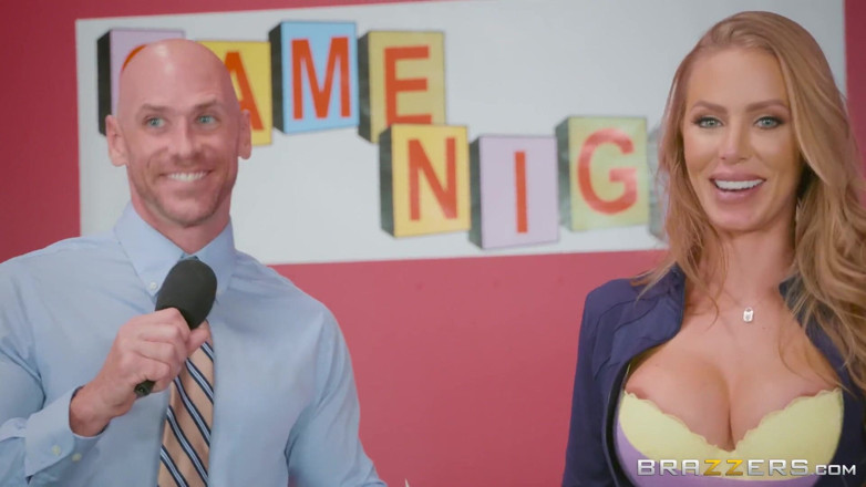 BRAZZERS: Brazzers - Peta Jensen &amp; Nicole Aniston nehmen an einem sexuellen dreier...