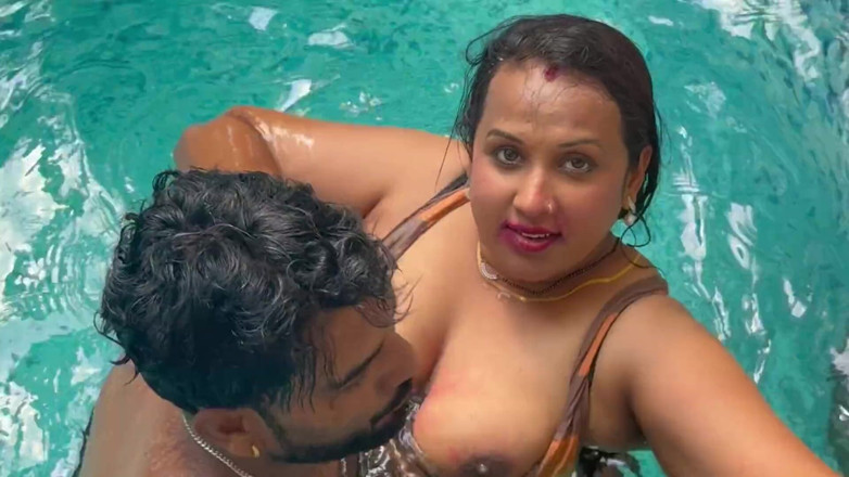 Kamasutra61: Indyjska gorąca para pełny jebanie wideo w basenie seks wirusowy...