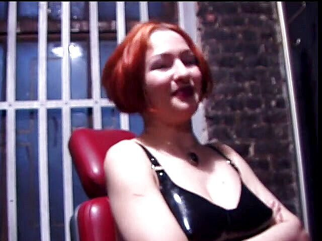 Project Femdom: 男性は女王様から口の中で猿轡を取得します