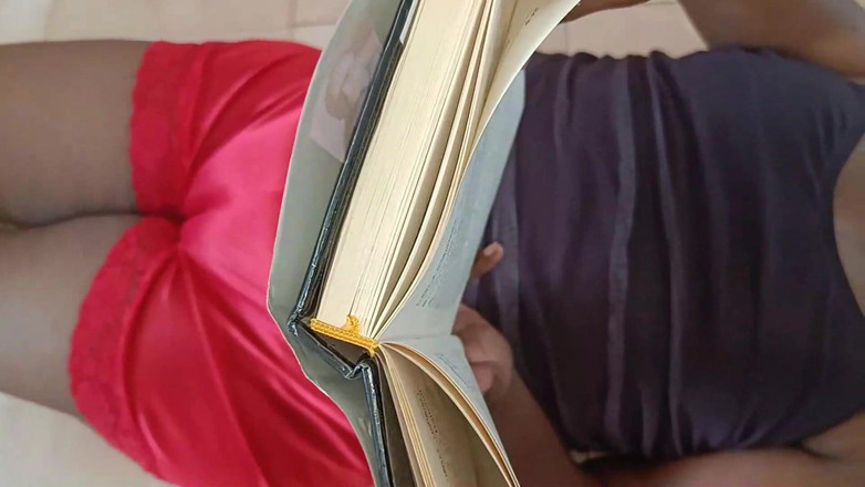 Luxmi Wife: Studentessa di college si masturba a casa -1