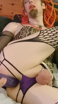 Leopar baskılı pvc elbisede 16 inçlik dildoyla oynuyor aşırı anal