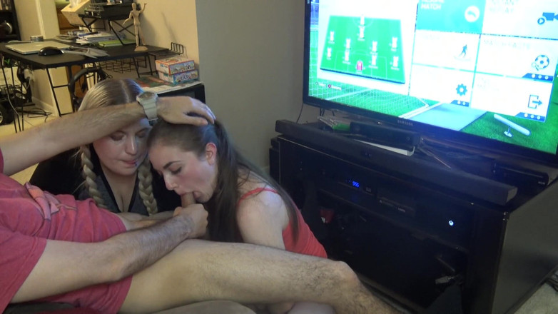LustfulGeeks: Blowjob berganda semasa dia bermain fifa