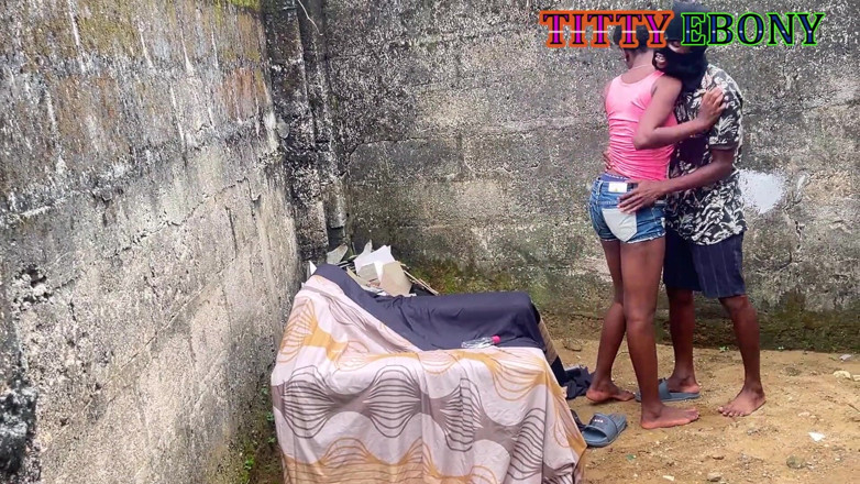 Titty_Ebony: अफ्रीकी ब्राउनस्किन बीबीसी और साँवली कमसिन की अफ्रीका में कहीं आउटडोर हार्डकोर चेयरसेक्स पर चुदाई
