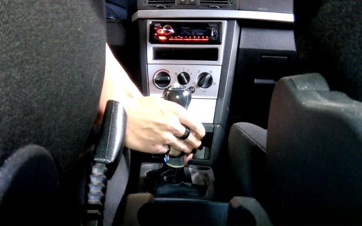 Marie CD: Pokud milujete své auto .... Sissy jezdí na knoflíku řadicí páky, dokud...