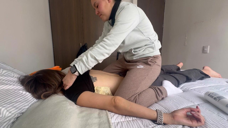 scarlettandc: Чуттєвий масаж від моєї фемботи на тілі та ногах