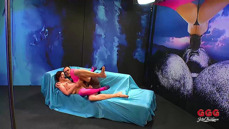 GGG John Thompson Studio: Ggg - Omg! Si blonde dalam pakaian dalam berwarna putih dikongkek...