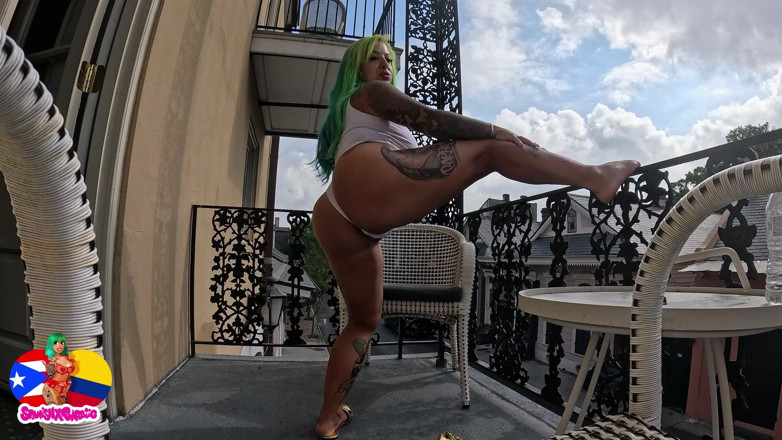 Spanishxbarbiie: Twerke mon cul sur le balcon en attendant que tu...