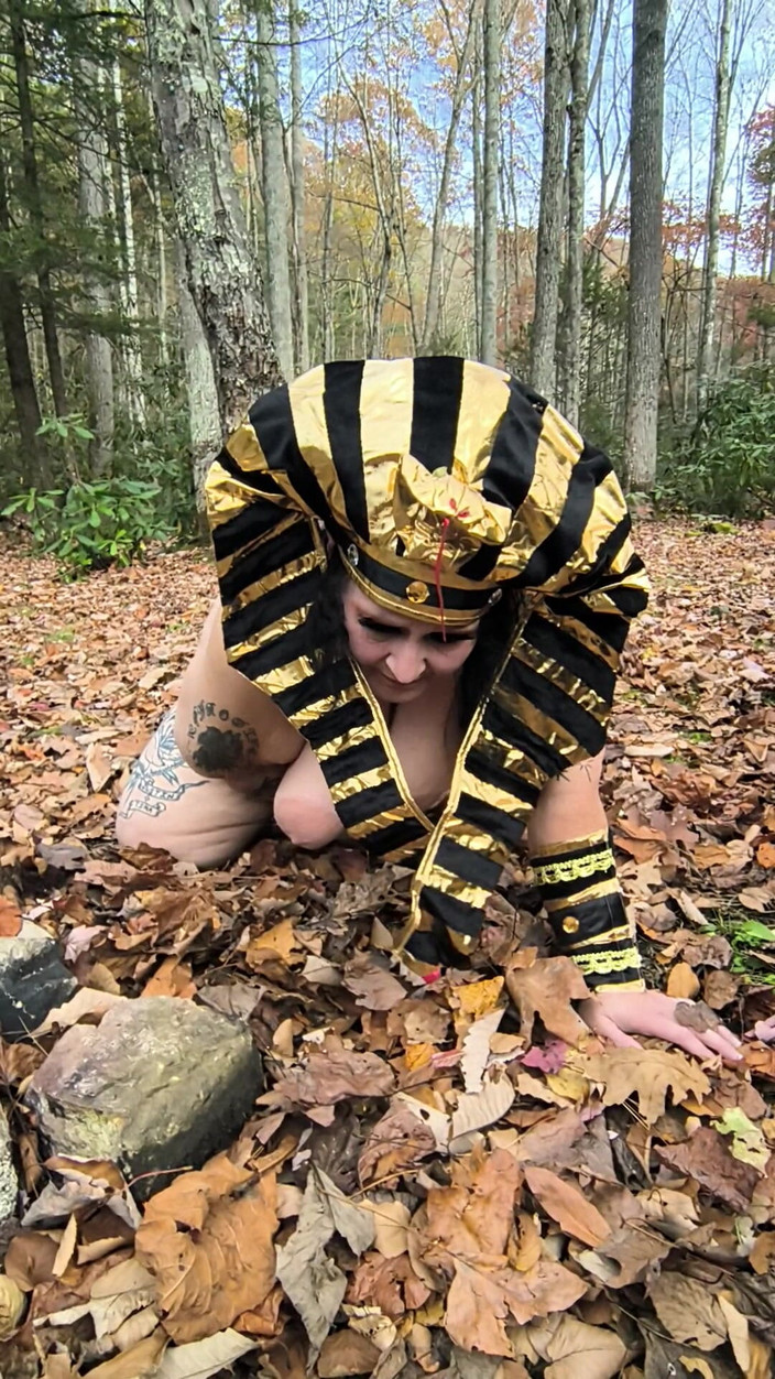 HerculesnVENUS: Co dělá ta děvka v těch listech? na kolenou?