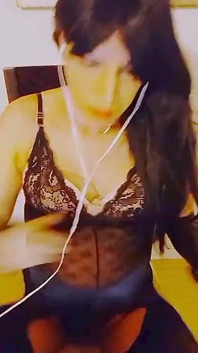 Shemale podnieca się oglądając porno