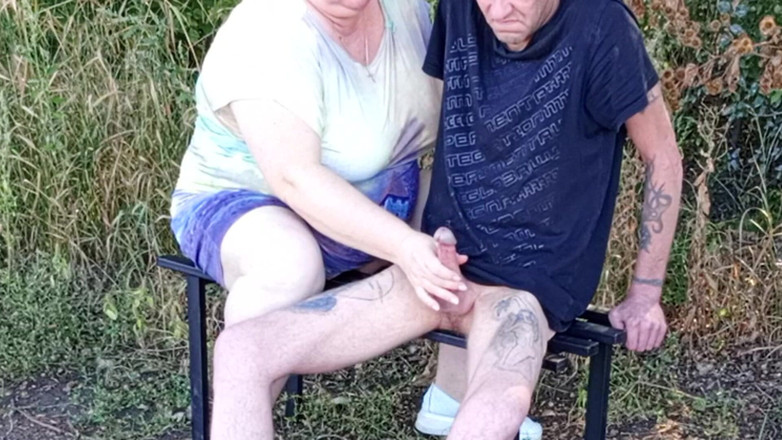 Zona901: Sousedka mi kouří ptáka v parku na lavičce, dokud se...