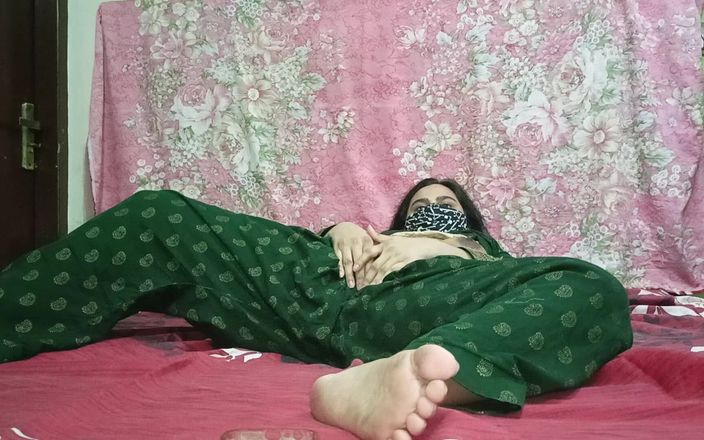 Sairaxsaim: Pakistaans solo-meisje Sairaxsaim vingert nat poesje alleen thuis