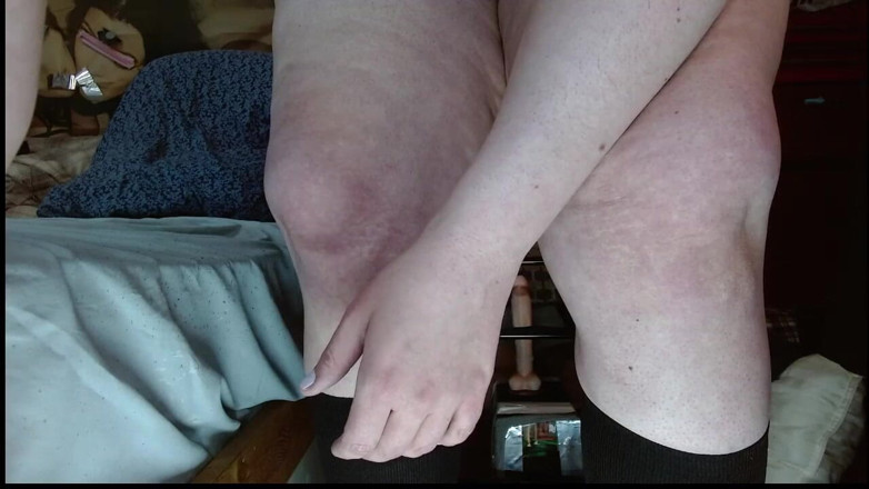 CosmicJones88: La sissy grassa travestita si spoglia e cavalca un dildo