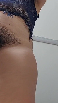 Sexy Latina s velkým zadkem, Chlupatá kundička, Velká prsa, Velký zadek. Nadržená nevlastní máma se svléká