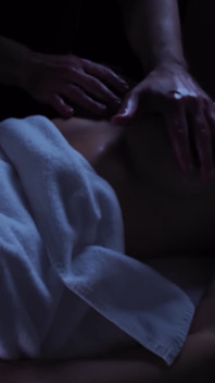 Szczęśliwy masaż kończący napaloną mamuśkę z fit body i dużymi piersiami!