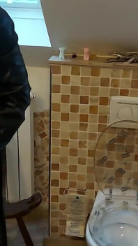 Miss Alessa Milano在厕所喂食 第1部分
