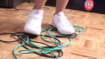 Foot Girls: 粉碎电缆总是很有趣