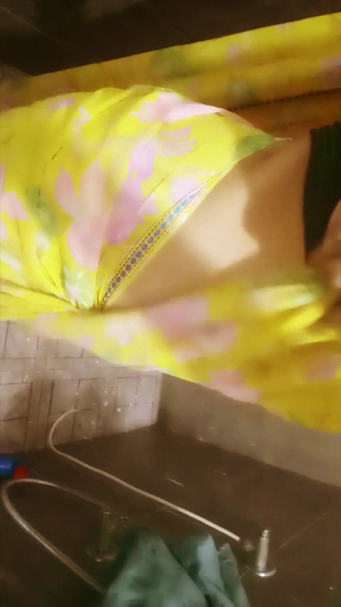 Desi_Tease_Queen: Desi Bhabhi Saree Tease - pomalý zdvih a nakukování - bez obličeje - 4K...
