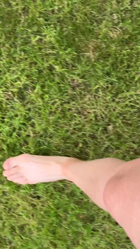 Barfuß auf dem Gras laufen