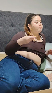 Masivní pizza Binge Nicole: břichová blaženost