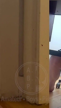 Cuando Jules Trabaja Desde Casa Y No Puede Salir De Su Escritorio, Tiene Que Orinar En Una Botella