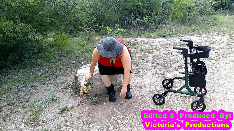 BBW nurse Vicki adventures with friends: Sexig sjuksköterska Vicki går i parken och blinkar och retar...