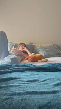 两个女孩在一个最好的朋友聚会上玩得很开心