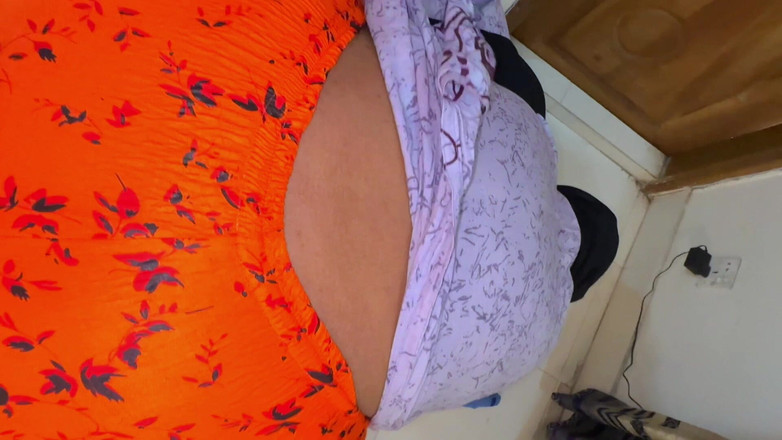 Aria Mia: Culo grosso e grandi tette cameriera calda scopata - cazzo hardcore